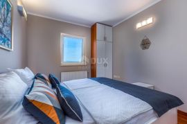 OPATIJA, LOVRAN- apartmanska zgrada od 700m2 s bazenom + 6000m2 zemljišta s građevnom dozvolom za wellness resort s 28 soba, Lovran, Σπίτι