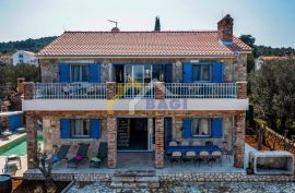 VILA S BAZENOM 50M OD MORA, Pašman, Famiglia