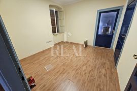 Rijetkost u Šibeniku Stan za adaptaciju 100 m2 ,mogućnost dva apartmana., Šibenik, Appartamento