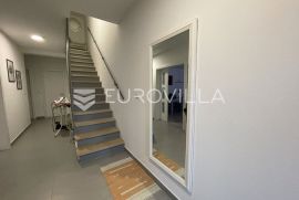 Pula, Gregovica, uređena kuća sa prostranom okućnicom, NKP 250 m2, Pula, Maison