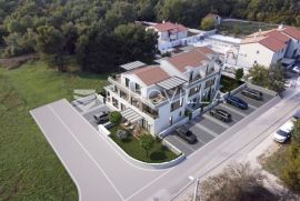 Poreč, prekrasan   i moderan trosobni stan u kući u nizu od 125 m2 s velikim vrtom, Poreč, Flat