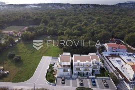 Poreč, prekrasan  trosobni stan u kući u nizu od 125 m2 s velikim vrtom, Poreč, Appartement