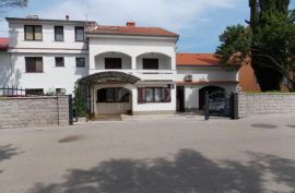 OTOK KRK, MALINSKA - Dvojna kuća sa 7 apartmana, Malinska-Dubašnica, Casa