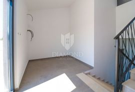 Poreč, okolica, trosoban stan na prvom katu sa krovnom terasom!, Poreč, Apartamento