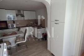 Prodaja kuće u nizu s garažom  u Kostelju P+1  108 m2, Crikvenica, Casa