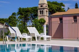 LOŠINJ, HOTEL NA ZAVIDNOJ RAZINI I SAVRŠENOJ LOKACIJI, Mali Lošinj, Commercial property