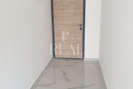 RAB-STAN SA GALERIJOM I KROVNOM TERASOM, 2S+DB, 67 m2, Rab, Apartamento