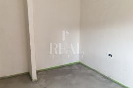 RAB-STAN SA GALERIJOM I KROVNOM TERASOM, 2S+DB, 67 m2, Rab, Apartamento