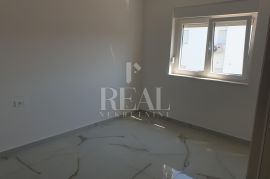 RAB-STAN SA GALERIJOM I KROVNOM TERASOM, 2S+DB, 67 m2, Rab, Apartamento