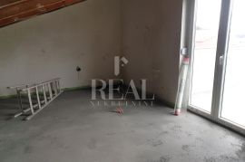 RAB-STAN SA GALERIJOM I KROVNOM TERASOM, 2S+DB, 67 m2, Rab, Apartamento