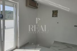 RAB-STAN SA GALERIJOM I KROVNOM TERASOM, 2S+DB, 67 m2, Rab, Apartamento