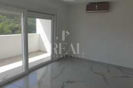 RAB-STAN SA GALERIJOM I KROVNOM TERASOM, 2S+DB, 67 m2, Rab, Appartment