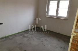 RAB-STAN SA GALERIJOM I KROVNOM TERASOM, 2S+DB, 67 m2, Rab, Apartamento