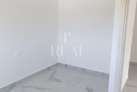 RAB-STAN SA GALERIJOM I KROVNOM TERASOM, 2S+DB, 67 m2, Rab, Apartamento