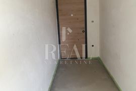 RAB-STAN SA GALERIJOM I KROVNOM TERASOM, 2S+DB, 67 m2, Rab, Apartamento