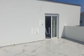 RAB-STAN SA GALERIJOM I KROVNOM TERASOM, 2S+DB, 67 m2, Rab, Apartamento