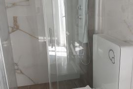 RAB-STAN SA GALERIJOM I KROVNOM TERASOM, 2S+DB, 67 m2, Rab, Apartamento