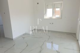 RAB-STAN SA GALERIJOM I KROVNOM TERASOM, 2S+DB, 67 m2, Rab, Apartamento