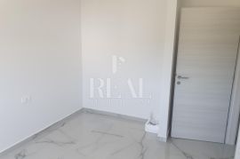 RAB-STAN SA GALERIJOM I KROVNOM TERASOM, 2S+DB OD 68 m2, Rab, Appartment