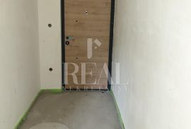 RAB-STAN SA GALERIJOM I KROVNOM TERASOM, 2S+DB OD 68 m2, Rab, Appartment