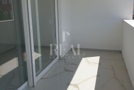 RAB-STAN SA GALERIJOM I KROVNOM TERASOM, 2S+DB OD 68 m2, Rab, Appartment