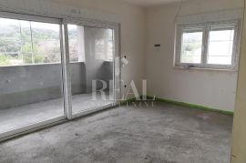 RAB-STAN SA GALERIJOM I KROVNOM TERASOM, 2S+DB OD 68 m2, Rab, Appartment