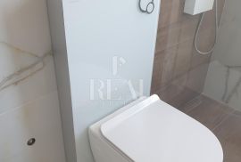 RAB-STAN SA GALERIJOM I KROVNOM TERASOM, 2S+DB OD 68 m2, Rab, Appartment