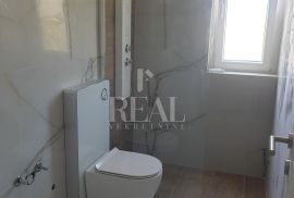 RAB-STAN SA GALERIJOM I KROVNOM TERASOM, 2S+DB OD 68 m2, Rab, Appartment