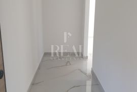 RAB-STAN SA GALERIJOM I KROVNOM TERASOM, 2S+DB OD 68 m2, Rab, Appartment