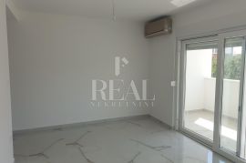 RAB-STAN SA GALERIJOM I KROVNOM TERASOM, 2S+DB OD 68 m2, Rab, Appartment