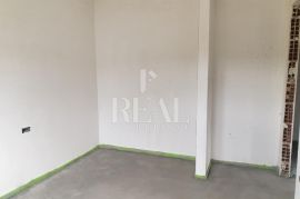 RAB-STAN SA GALERIJOM I KROVNOM TERASOM, 2S+DB OD 68 m2, Rab, Appartment