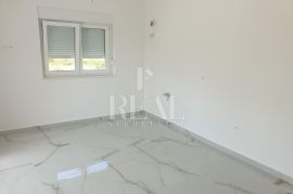 RAB-STAN SA GALERIJOM I KROVNOM TERASOM, 2S+DB OD 68 m2, Rab, Appartment