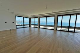 OPATIJA, penthouse s pogledom na more i krovnom terasom s bazenom (S3), Opatija, Appartment