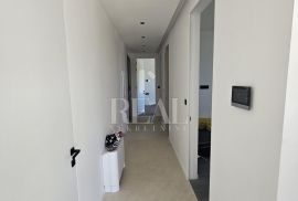 Krk, 2S+DB od 86 m2 u modernoj urbanoj vili na atraktivnoj lokaciji, Krk, Appartment