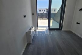 Krk, atraktivna novogradnja na odličnoj lokaciji, 3S+DB sa konobom, bazenom i dijelom okućnice, Krk, Appartment