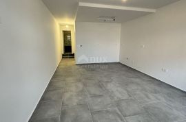 CRIKVENICA - 2S+DB s parkirnim mjestom i vrtom, 300 m od mora, Crikvenica, Appartement