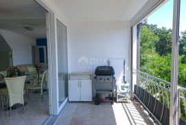 OTOK KRK, SOLINE - Apartman na dvije etaže, krovna terasa, vlastiti parking, samo 60 metara od mora, Dobrinj, Διαμέρισμα