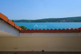 OTOK KRK, SOLINE - Apartman na dvije etaže, krovna terasa, vlastiti parking, samo 60 metara od mora, Dobrinj, Διαμέρισμα