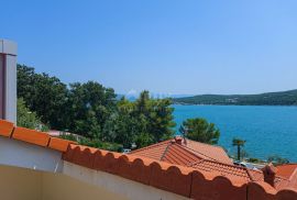 OTOK KRK, SOLINE - Apartman na dvije etaže, krovna terasa, vlastiti parking, samo 60 metara od mora, Dobrinj, Διαμέρισμα