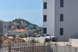 TRIBUNJ, novogradnja, 500 m do mora, prizemlje + vrt 50 m2, Vodice, Wohnung