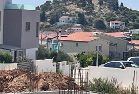 TRIBUNJ, novogradnja, 500 m do mora, prizemlje + vrt 50 m2, Vodice, Wohnung