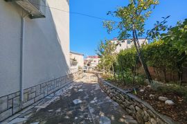 Apartmanska kuća 60m od mora, Crikvenica, Дом