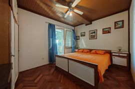 Apartmanska kuća 60m od mora, Crikvenica, Дом