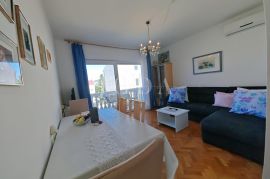 Apartmanska kuća 60m od mora, Crikvenica, Дом