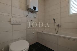 Apartmanska kuća 60m od mora, Crikvenica, Дом