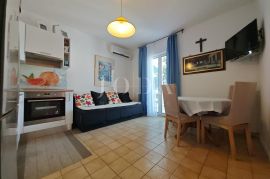 Apartmanska kuća 60m od mora, Crikvenica, Дом