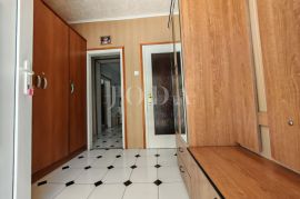 Apartmanska kuća 60m od mora, Crikvenica, Дом