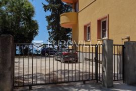 Zadar, Centar - Kolovare prekrasan stan prvi red do mora s garažom i parking mjestom NKP 135 m2, Zadar, Flat