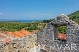 Kamena kuća sa povezanim ruševinama, Jelsa, Kuća