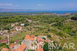 Kamena kuća sa povezanim ruševinama, Jelsa, Kuća